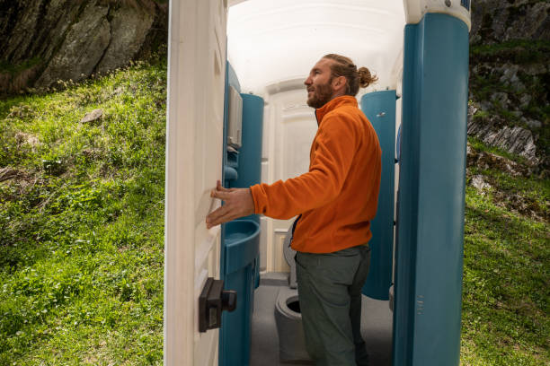 Porta potty delivery and setup in Henry, IL